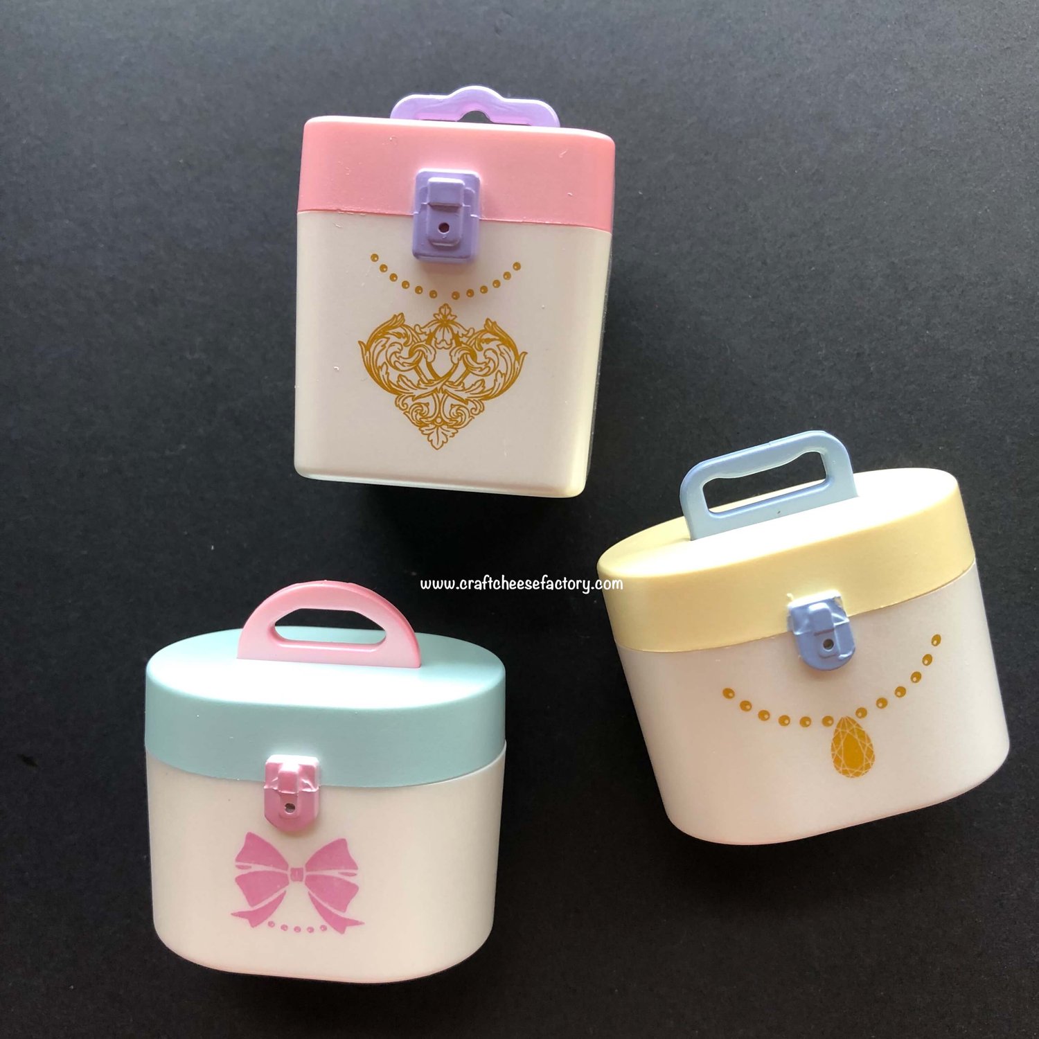 Dollhouse miniature cosmetics makeup Caboodles-inspired box (1pc) —